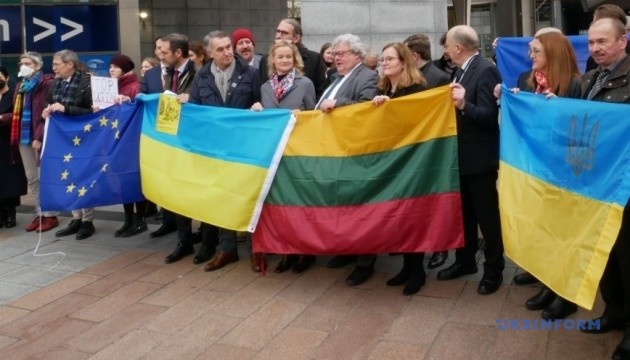 “Йдеться не лише про Україну”. Євродепутати підтримали акцію #StandWithUkraine