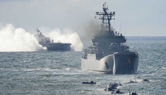 У Чорному морі разом з двома носіями «Калібрів» перебуває і десантний корабель ворога