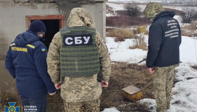 СБУ викрила на Луганщині cхрон із арсеналом диверсантів