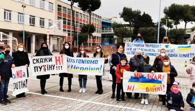 В українській школі в Неаполі провели урок-протест проти путінської агресії