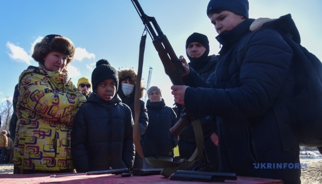 Медицинская помощь и военная подготовка: в Киеве прошли учения для гражданских