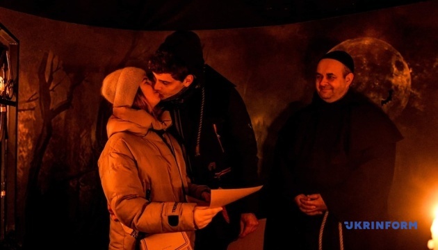 У підземеллі «Садиби Попова» монах провів таємний ритуал «Об'єднання сердець»