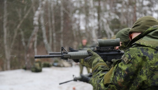 Canadá retira temporalmente a sus instructores militares de Ucrania