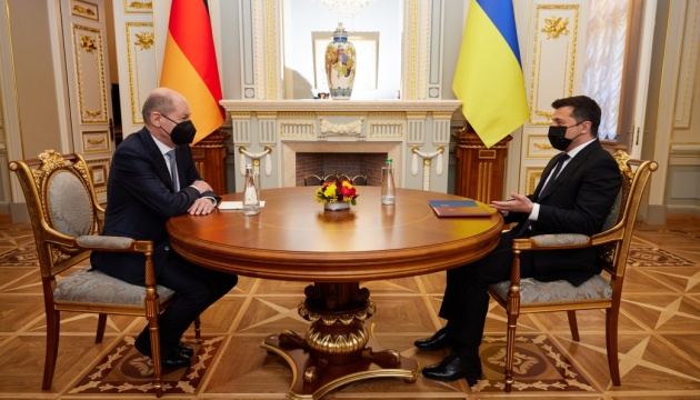 Зеленський: Канцлер підтвердив наміри Німеччини підтримати розвиток ВДЕ в Україні