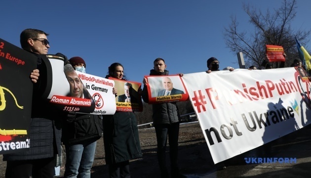 Activists in Kyiv urging Scholz not to persuade Ukraine to capitulate