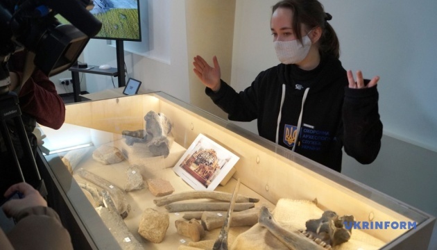 У Дніпрі відкрили виставку археологічних артефактів, знайдених під час будівництва траси