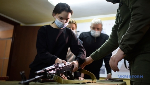 Інструктори Нацгвардії проводять навчання зі стрільби для школярів Львова