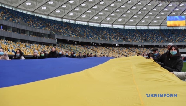 На «Олімпійському» розгорнули найбільший прапор у столиці