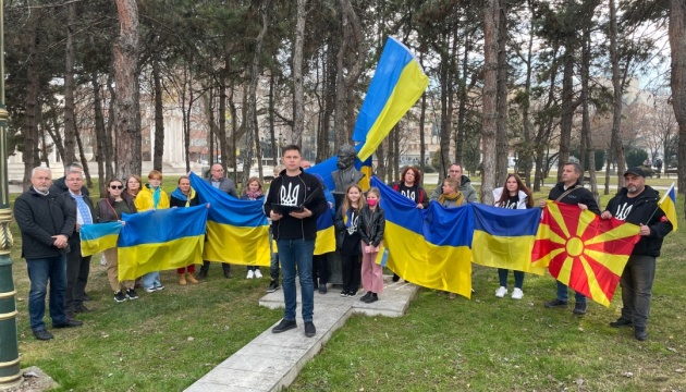 Українці в Північній Македонії провели акцію #StandWithUkraine 
