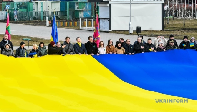 У Запоріжжі з нагоди Дня єднання розгорнули величезний прапор