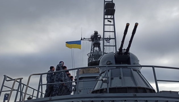 На всіх військових кораблях підняли Державний Прапор України
