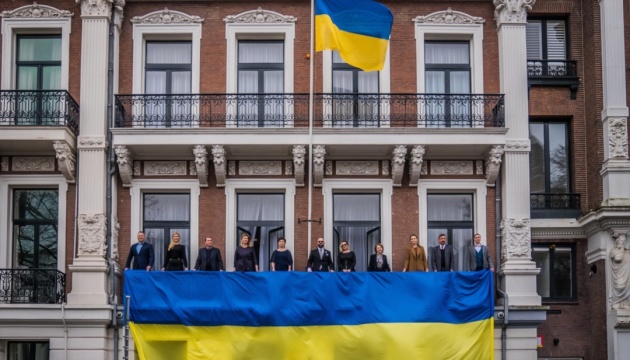 У Нідерландах українські дипломати розгорнули державний прапор у День єднання