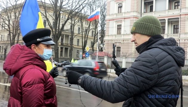 У Ризі пікетували посольство РФ з вимогою припинити агресію проти України
