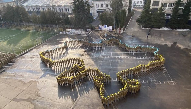 У Львові понад 300 курсантів Академії сухопутних військ створили «живу» мапу України