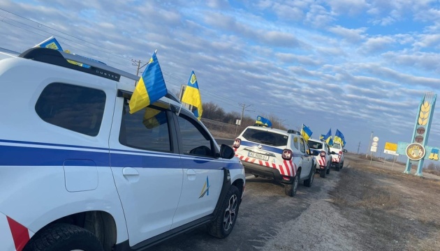 Найдовшу дорогу України з'єднали прапорами з Покровська й Стрия