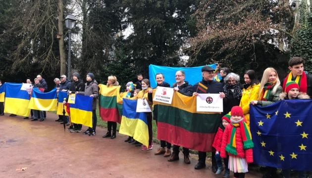 У Страсбурзі литовці та українці провели спільну акцію єднання