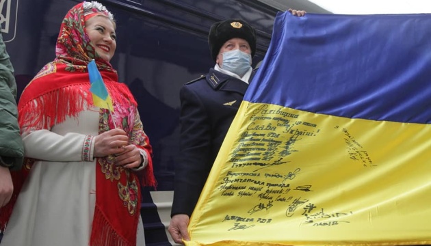 У Дніпрі зустріли поїзд єднання, який їде із заходу на схід України