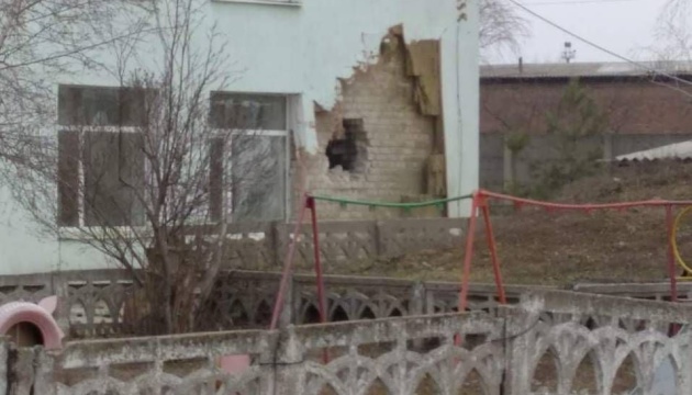Ataque de ocupantes impacta en un jardín de infancia en Stanytsia