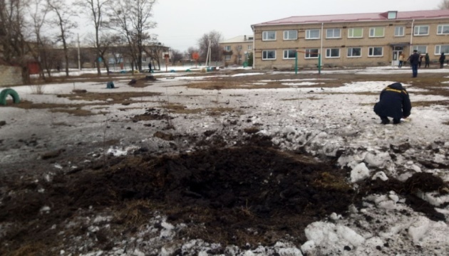 Los ocupantes disparan contra Vrubivka, golpeando una escuela y dañando casas y un gasoducto