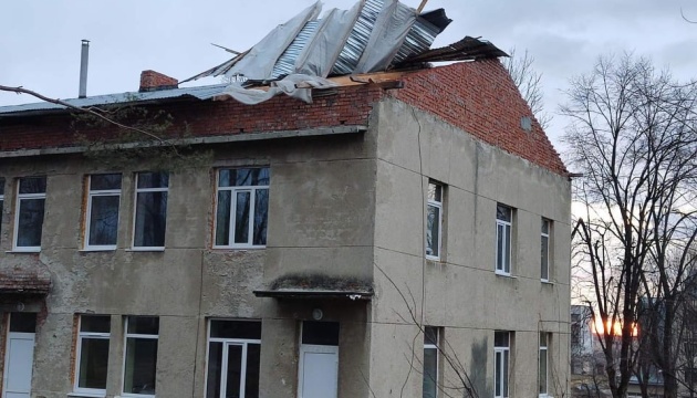 На Львівщині шквальний вітер зірвав дах із лікарні