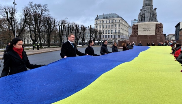 У Ризі розгорнули 30-метровий прапор України і поставили стенд флешмобу #StandWithUkraine