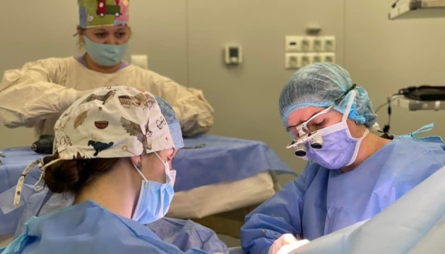 Львівські хірурги провели операцію на руці 5-річній дівчинці, яка народилася з шістьма пальцями