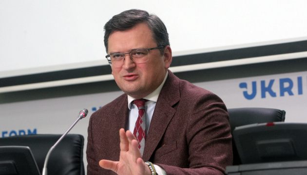 Kuleba habla sobre la perspectiva de pequeñas alianzas tras crearse el nuevo eje 'Londres-Varsovia-Kyiv'