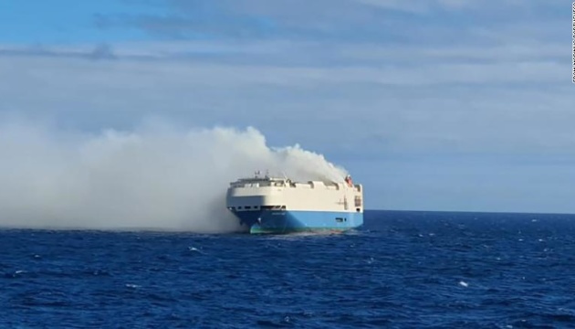 В Атлантичному океані загорілося судно з люксовими авто на борту