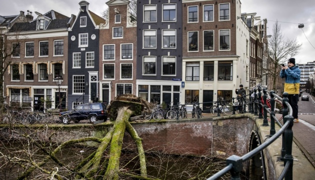Через шторм у Нідерландах загинули троє людей, зупинено громадський транспорт