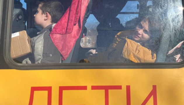 Сотні біженців із «ДНР» усю ніч провели в холодних автобусах