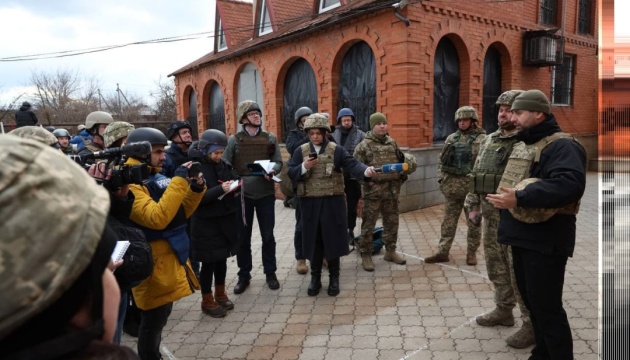 Депутати від «Слуги народу» та іноземні журналісти біля Світлодарська потрапили під обстріл