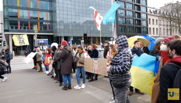 У Брюсселі біля російської дипмісії активісти вимагали припинити агресію проти України