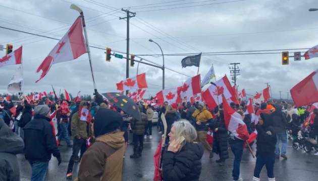 COVID-протест у Канаді: люди автомобілями блокують прикордонний пункт