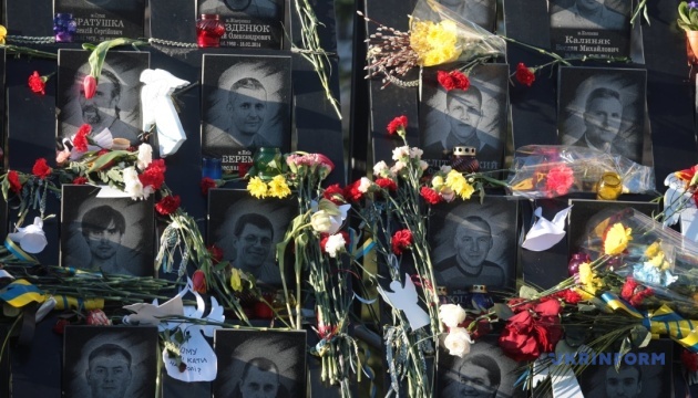 На Майдане чтят память Небесной Сотни