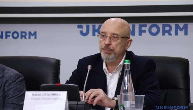 Reznikov: Rusia ha concentrado 147.000 efectivos cerca de las fronteras de Ucrania
