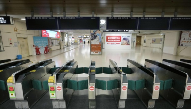 У Японії через снігопади скасували сотні потягів та авіарейсів