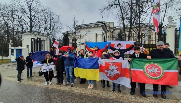 У Варшаві під посольством Росії протестували проти агресивної політики Путіна