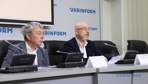 Ministros Reznikov y Tkachenko dan una rueda de prensa