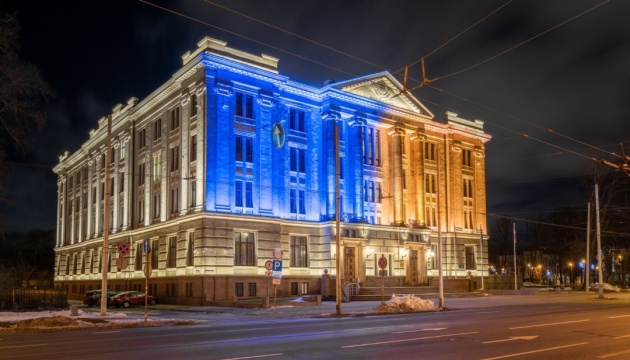 У День Героїв Небесної Сотні МЗС Латвії підсвітили синьо-жовтими кольорами