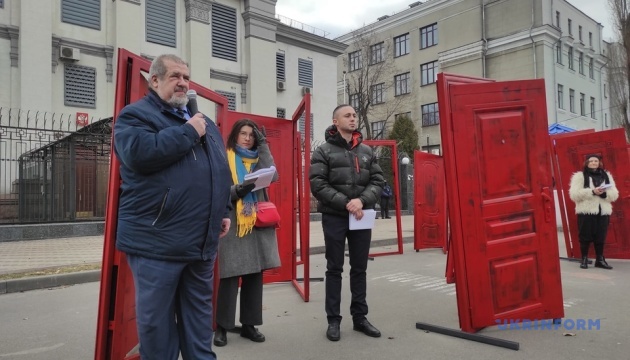 У Києві під посольством РФ встановили інсталяцію на підтримку кримських політв'язнів
