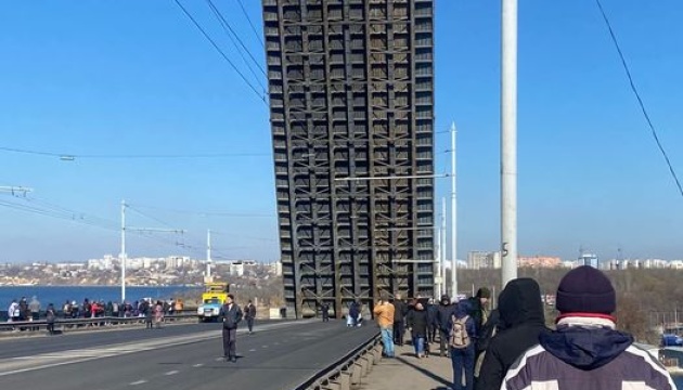 У Миколаєві не змогли вчасно звести мости через дві непередбачувані події