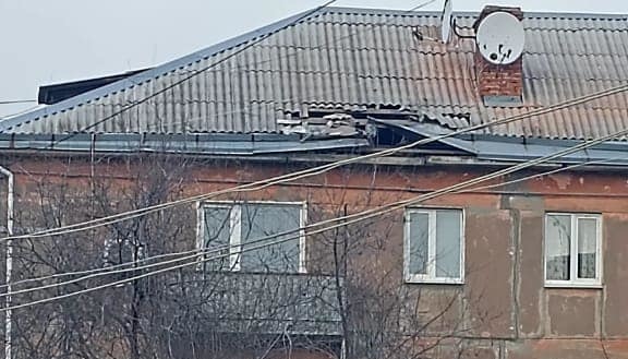 Ostukraine: Mehrfamilienhaus in Schtschastja von Granate getroffen