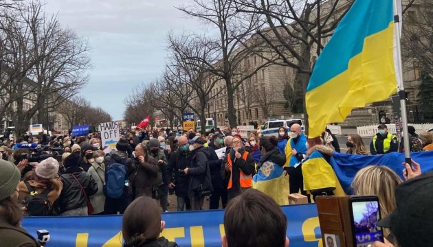 На протест к посольству России в Берлине вышли сотни человек