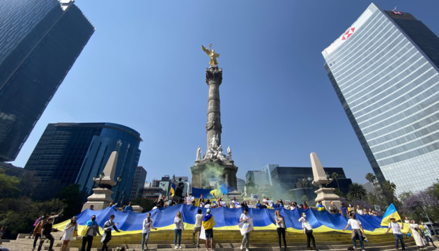 Українська громада організувала марш єдності в Мехіко