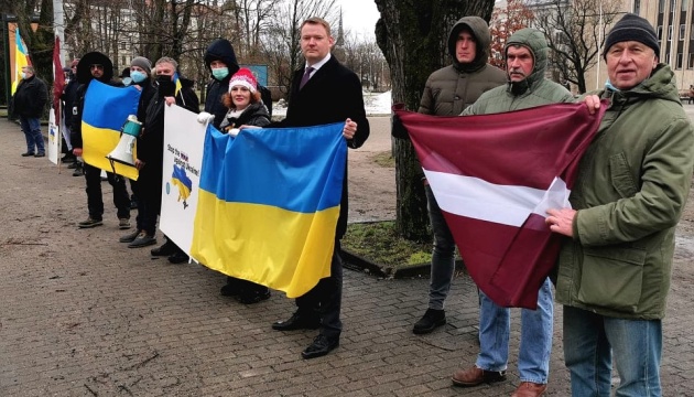 У Ризі пікетували посольство РФ, протестуючи проти визнання «Л/ДНР» та погроз Кремля Україні