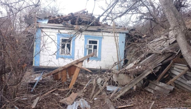 Обстріли російських окупантів зруйнували будинки у трьох селах на Донеччині