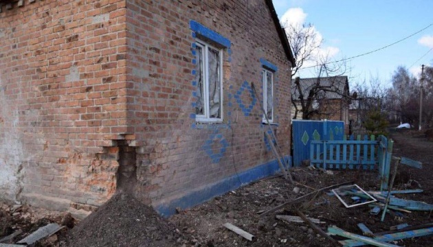 Oblast Donezk: Besatzer beschießen wieder Kindergarten, eine Zivilistin in ihrem Haus verletzt