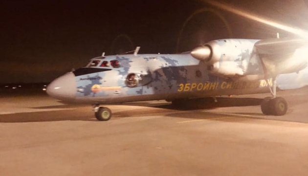 Stingers und Munition: Flugzeuge mit Militärhilfe aus Lettland landen in Ukraine 