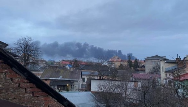 В Івано-Франківську горить будівля на території аеродрому