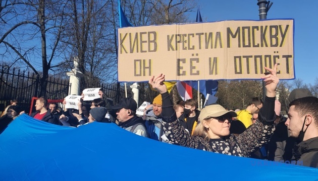 У Варшаві – великий протест під посольством Росії з приводу агресії РФ